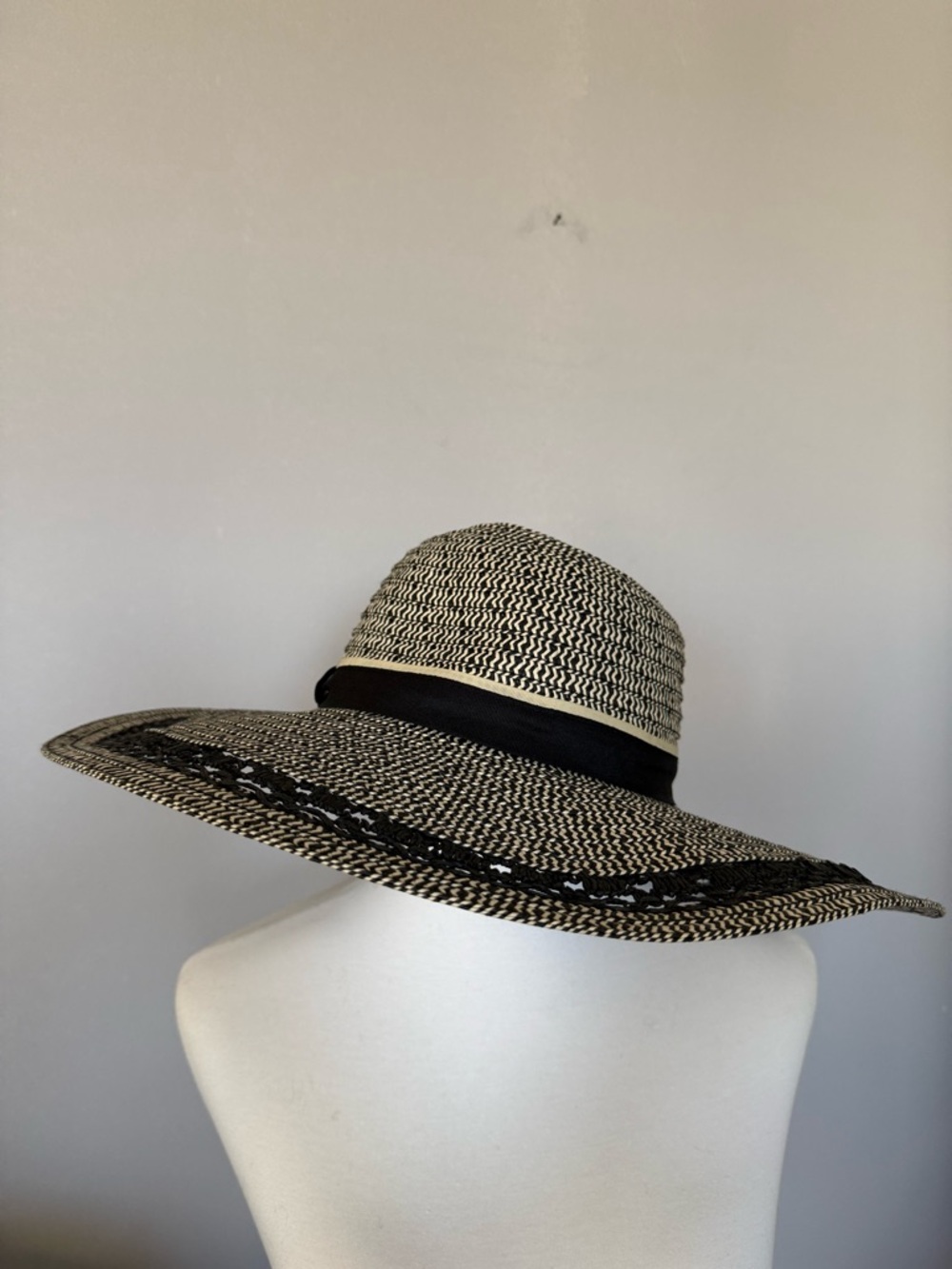 Time and Tru Large Wide Brim Black Natural Braided Straw Sun Hat Floppy Women
